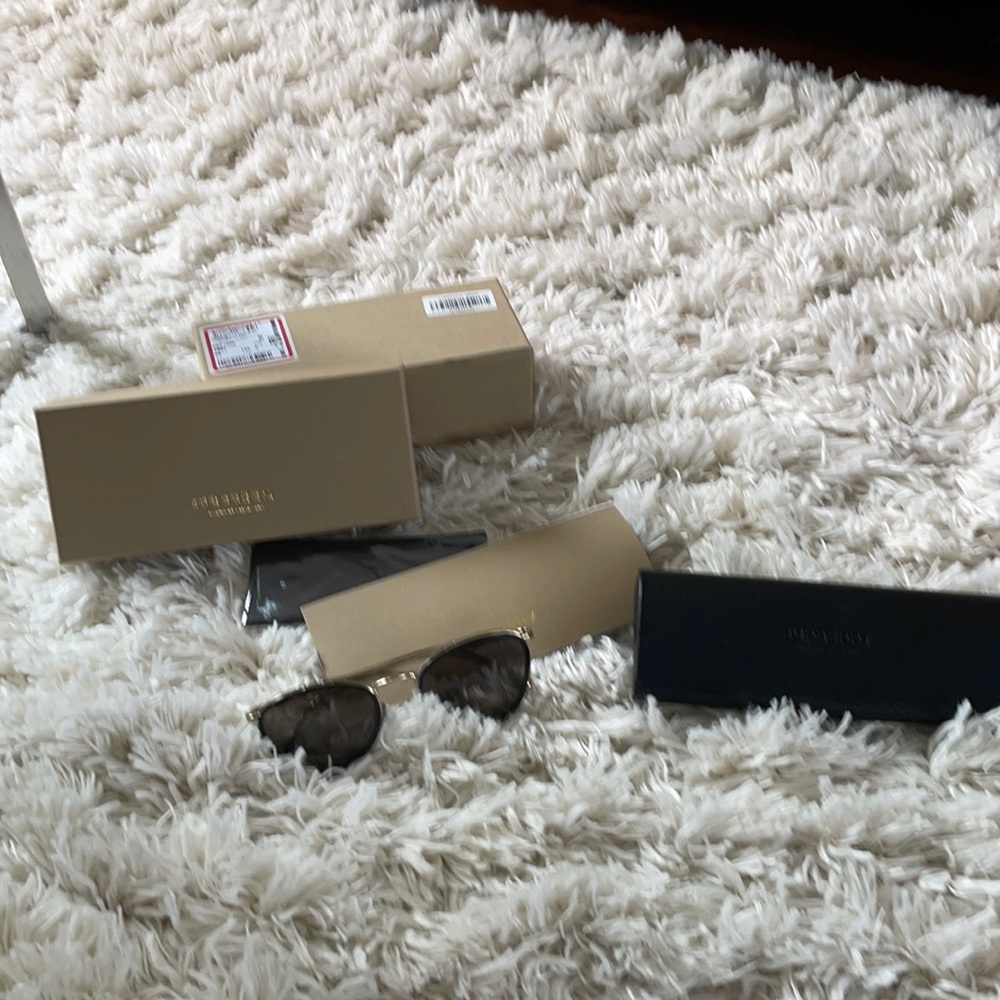 Brand new ! Burberry sunglasses - Picture 3 of 4